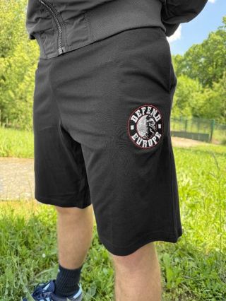 Pánské sportovní kraťasy ze 100% bavlny s dvěma bočními kapsami a jednou zadní. Kraťasy jsou po kolena a mají pohodlný...