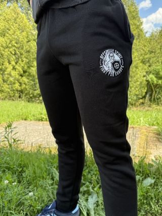 Kvalitní tepláky z měkkého flísu s výšivkou obránce Evropy a slunečním křížem. Pohodlný střih, elastický pas, boční kapsy....