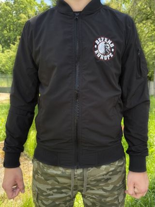 Lehký bomber z odolného nylonu – ideální i na chladnější letní večery. Kvalitní materiál, precizní střih, maximální...